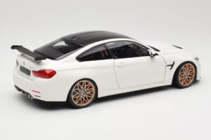 BMW M4 F82 GTS Alpine White Minichamps 1:18 110025221 Kov – obrázok 3 z 8