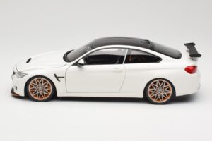 BMW M4 F82 GTS Alpine White Minichamps 1:18 110025221 Kov – obrázok 4 z 8