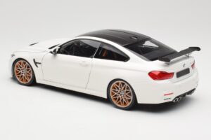 BMW M4 F82 GTS Alpine White Minichamps 1:18 110025221 Kov – obrázok 7 z 8