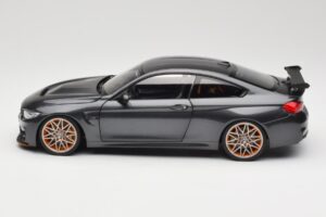 BMW M4 F82 GTS Mineral Grey Metallic Minichamps 1:18 110025222 Kov – obrázok 4 z 8