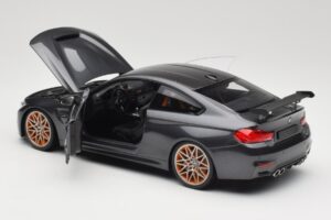 BMW M4 F82 GTS Mineral Grey Metallic Minichamps 1:18 110025222 Kov – obrázok 5 z 8