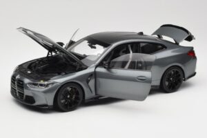 BMW M4 G82 Šedý Metallic Minichamps 1:18 113020124 Kov – obrázok 2 z 8