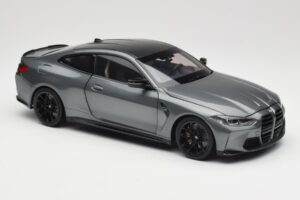 BMW M4 G82 Šedý Metallic Minichamps 1:18 113020124 Kov – obrázok 6 z 8