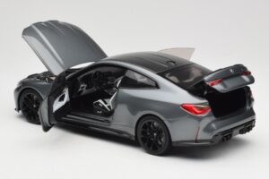 BMW M4 G82 Šedý Metallic Minichamps 1:18 113020124 Kov – obrázok 7 z 8