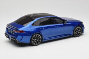 BMW M5 G90 Marina Bay Blue Metallic GT Spirit 1:18 GT507 Živica – obrázok 2 z 6
