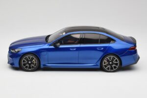 BMW M5 G90 Marina Bay Blue Metallic GT Spirit 1:18 GT507 Živica – obrázok 3 z 6