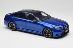 BMW M5 G90 Marina Bay Blue Metallic GT Spirit 1:18 GT507 Živica – obrázok 4 z 6