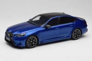 BMW M5 G90 Marina Bay Blue Metallic GT Spirit 1:18 GT507 Živica