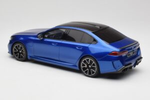 BMW M5 G90 Marina Bay Blue Metallic GT Spirit 1:18 GT507 Živica – obrázok 5 z 6
