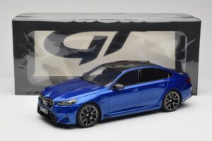 BMW M5 G90 Marina Bay Blue Metallic GT Spirit 1:18 GT507 Živica – obrázok 6 z 6