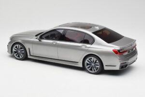 BMW M760i G12 V12 Final Edition Šedý GT Spirit 1:18 GT478 Živica – obrázok 5 z 6