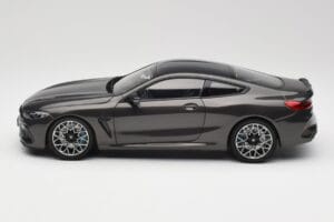 BMW M8 F92 Grey Metallic Minichamps 1:18 110029022 Kov – obrázok 4 z 8