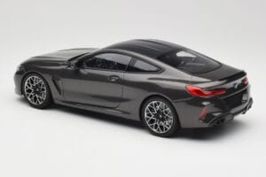 BMW M8 F92 Grey Metallic Minichamps 1:18 110029022 Kov – obrázok 7 z 8