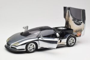 BMW Nazca M12 Chrome Silver Revell 1:18 08916 Kov – obrázok 2 z 8