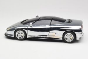 BMW Nazca M12 Chrome Silver Revell 1:18 08916 Kov – obrázok 4 z 8