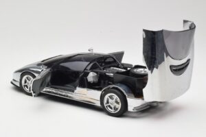 BMW Nazca M12 Chrome Silver Revell 1:18 08916 Kov – obrázok 5 z 8