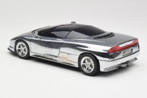 BMW Nazca M12 Chrome Silver Revell 1:18 08916 Kov – obrázok 7 z 8