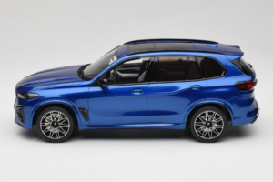 BMW X5 M F95 Competition Marina Bay Blue Metallic GT Spirit 1:18 GT967 Živica – obrázok 3 z 6
