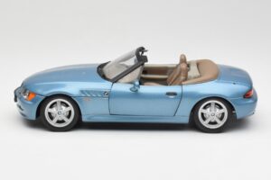 BMW Z3 E36/7 James Bond Goldeneye Modrá Metalíza UT Models 1:18 180024336 Kov – obrázok 4 z 8
