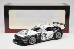 BMW Z4 #676 H. Stuck / J. Hennerici / D. Hurtgen Team Schubert Nürburgring 24 Hours 2006 AUTOart 1:18 80649 Kov – obrázok 6 z 6