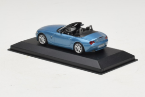 BMW Z4 E85 Kabriolet Light Blue Metallic Minichamps 1:43 BMW016 Kov – obrázok 3 z 4