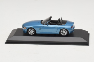 BMW Z4 E85 Kabriolet Light Blue Metallic Minichamps 1:43 BMW016 Kov