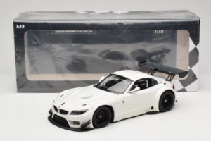 BMW Z4 GT3 E89 Biely Minichamps 1:18 151122301 Kov – obrázok 6 z 6