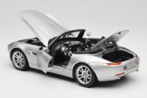 BMW Z8 E52 Titanium Silver Maisto 1:18 536896 Kov – obrázok 5 z 8