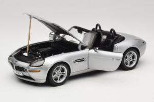 BMW Z8 Strieborný 007 The World Is Not Enough AUTOart 1:18 70511 Kov – obrázok 2 z 8