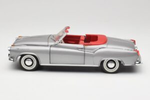 Borgward Isabella Kabriolet Strieborný Revell 1:18 08411 Kov – obrázok 4 z 8