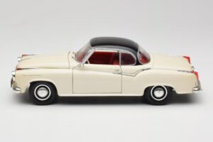 Borgward Isabella Coupe Biely Revell 1:18 8859 Kov – obrázok 4 z 8