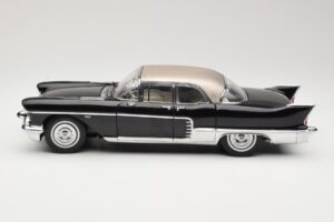 Cadillac Brougham Čierny Sun Star 1:18 4001 Kov – obrázok 4 z 8