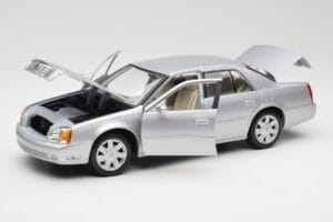 Cadillac DeVille DTS Maisto 1:18 56061 Kov – obrázok 2 z 8