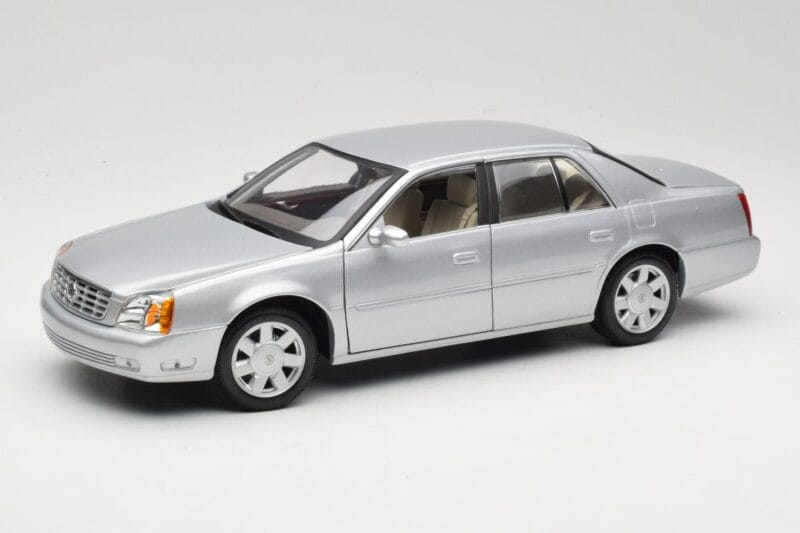 Cadillac DeVille DTS Maisto 1:18 56061 Kov