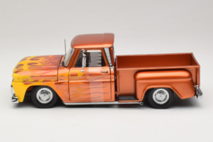 Chevrolet C-10 Stepside Pickup Lowrider Oranžový s Plameňom Sun Star 1:18 1392 Kov – obrázok 3 z 6