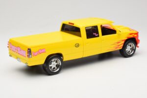 Chevrolet C2500 Silverado Pussy Wagon From Kill Bill Žltý GreenLight 1:18 19015 Kov – obrázok 2 z 6