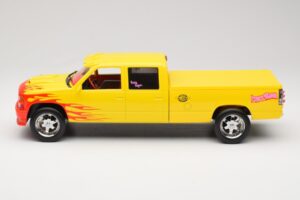 Chevrolet C2500 Silverado Pussy Wagon From Kill Bill Žltý GreenLight 1:18 19015 Kov – obrázok 3 z 6