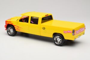 Chevrolet C2500 Silverado Pussy Wagon From Kill Bill Žltý GreenLight 1:18 19015 Kov – obrázok 5 z 6