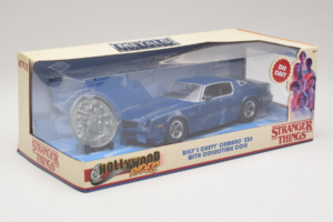 Chevrolet Camaro Z28 Stranger Things With Collectible Coin Metals Diecast 1:24 31110 Kov – obrázok 2 z 3