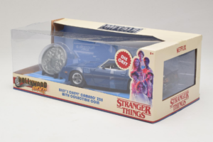 Chevrolet Camaro Z28 Stranger Things With Collectible Coin Metals Diecast 1:24 31110 Kov – obrázok 3 z 3