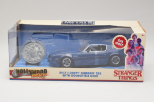 Chevrolet Camaro Z28 Stranger Things With Collectible Coin Metals Diecast 1:24 31110 Kov
