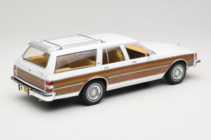 Chevrolet Caprice Estate Wagon Biely MCG 1:18 MCG18475 Kov – obrázok 2 z 6