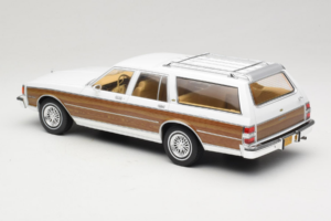 Chevrolet Caprice Estate Wagon Biely MCG 1:18 MCG18475 Kov – obrázok 5 z 6