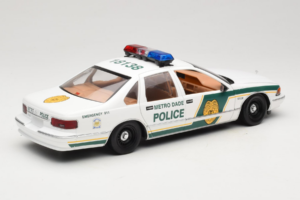 Chevrolet Caprice Metro Dade Polícia UT Models 1:18 21024 Kov – obrázok 3 z 8