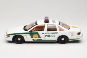 Chevrolet Caprice Metro Dade Polícia UT Models 1:18 21024 Kov – obrázok 4 z 8