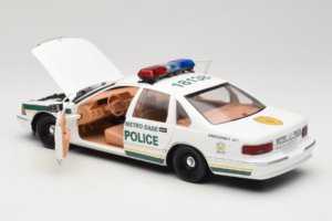 Chevrolet Caprice Metro Dade Polícia UT Models 1:18 21024 Kov – obrázok 5 z 8
