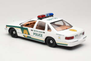 Chevrolet Caprice Metro Dade Polícia UT Models 1:18 21024 Kov – obrázok 7 z 8