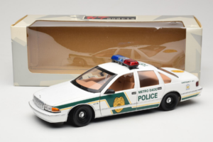 Chevrolet Caprice Metro Dade Polícia UT Models 1:18 21024 Kov – obrázok 8 z 8