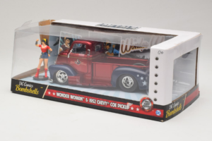 Chevrolet COE Pickup Wonder Woman With Figure Metals Diecast 1:24 30453 Kov – obrázok 3 z 3