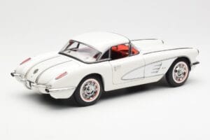 Chevrolet Corvette C1 Spider Hard Top Snowcrest Biely AUTOart 1:18 71147 Kov – obrázok 3 z 8